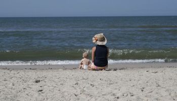 Turyści mają dość dzieci na wakacjach. Kupy na plażach czy sikanie do morza to już norma