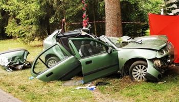 Śmiertelny wypadek w miejscowości Sporniak. 20-latka uwięziona w samochodzie