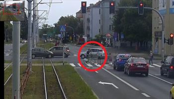 Rowerzysta potrącił kobietę na przejściu. Nie zatrzymał się, aby jej pomóc