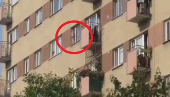 3-letni chłopiec wyszedł na parapet na 7. piętrze. W środku był jego pijany ojciec