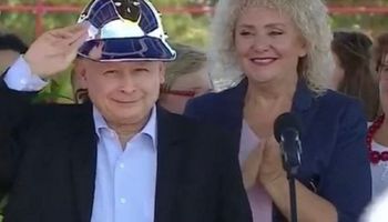Jarosław Kaczyński w hełmie żartuje ze swojego wyglądu. Nagranie podbija sieć