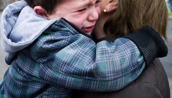 8-letni syn rzucił jej się w ramiona po lekcjach. Nie chce więcej wracać do szkoły