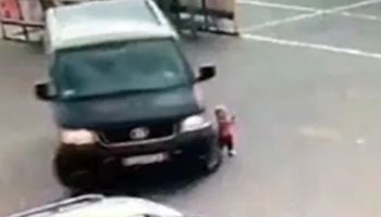 Wielki bus przejechał po maleńkim dziecku! Nagranie z parkingu mrozi krew w żyłach