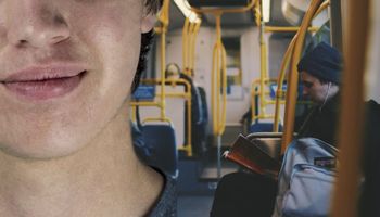 Zboczeniec atakuje w autobusie w Warszawie! „Siada obok kobiet, dzieci, wyciąga…”