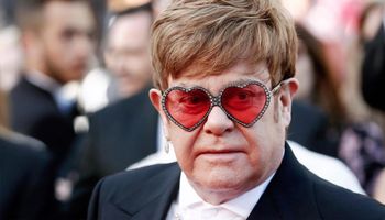 Elton John pierwszy raz opowiedział o swojej śmiertelnej chorobie. „Byłem o krok od śmierci”