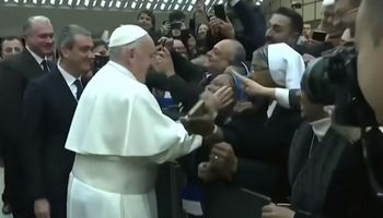 Papież Franciszek całuje zakonnicę