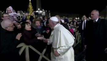 Papież Franciszek uderzytł kobietę