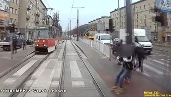 Cieżarna wbiegła pod tramwaj