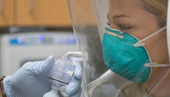 251 pielęgniarek i położnych zostało zakażonych koronawirusem