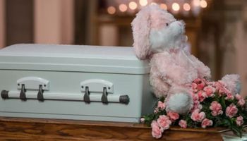 Pogrzeb noworodka znalezionego na wysypisku. Policja nadal poszukuje rodziców