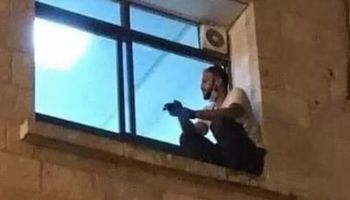 Mężczyzna wspinał się na okno szpitala, by czuwać przy umierającej matce