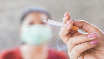 Koronawirus roznosi się przez dym papierosowy