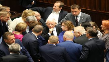 Posłowie chcą podnieść sobie pensje? „Prezes Kaczyński przymknie oko”