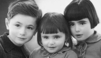 Poruszające zdjęcie z Auschwitz. Trójka dzieci chwilę później już nie żyła