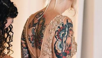 Suknia ślubna a tatuaże: czy to do siebie pasuje? 15 dowodów na to, że tak!