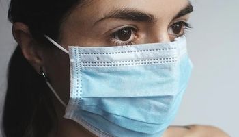 Znany lekarz propaguje jedną zasadę w czasie epidemii. „Noś maskę podczas seksu”