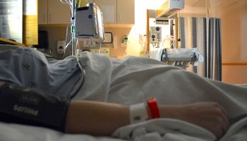 Wstrząsające relacje ze szpitala w Iławie. Spędzili na sali 8 godzin ze zmarłym