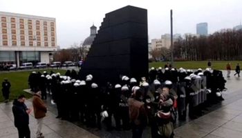 50 policjantów chroni pomnik
