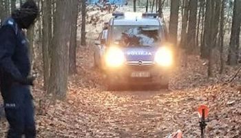 Policja znalazła ciało 17-latka w lesie. Tuż obok niego leżał cross