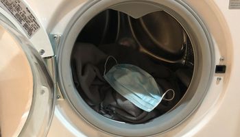 Jak odkazić maseczkę? Czy jednorazową można prać w pralce?