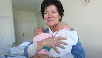 64-latka urodziła bliźnięta