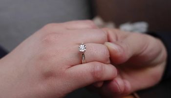 pierścionek zaręczynowy wart 350 zł