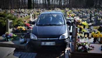Wjechał samochodem na cmentarz