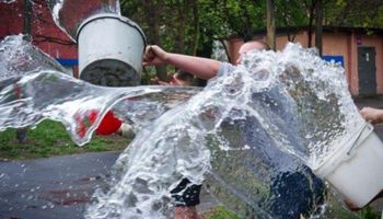 Wysokie mandaty za oblewanie wodą w Lany Poniedziałek. Policja przestrzega