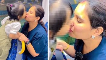Matka całowała córkę w pociągu