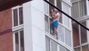 Chciał rzucić się z balkonu z dzieckiem