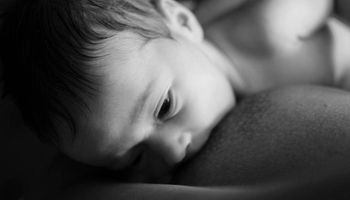 Nie żyje 2-miesięczne niemowlę karmione piersią