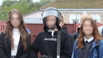 Białoruska milicja daje dzieciom broń. „Uczennica celuje w koleżanki z klasy”