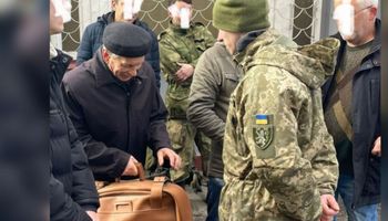 80-letni Ukrainiec próbuje zaciągnąć się do wojska. Robi to „dla swoich wnuków”