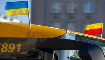 Ukraińskie flagi znikają