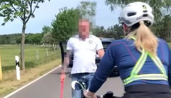 kierowca chciał zaatakować rowerzystów