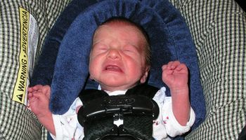 płaczące niemowlę w nagrzanym aucie