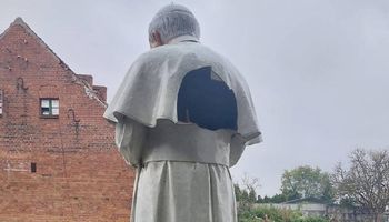 pijany 20-latek uszkodził figurę Jana Pawła II