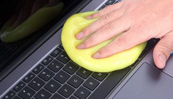 5 sprytnych sposobów na czyszczenie laptopa z kurzu. Szybko i skutecznie!