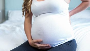 Bóle pleców w czasie ciąży. Co warto robić, a czego lepiej unikać, aby sobie pomóc?