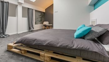 Modne łóżko z palet – ale czy higiena snu zostanie zachowana?