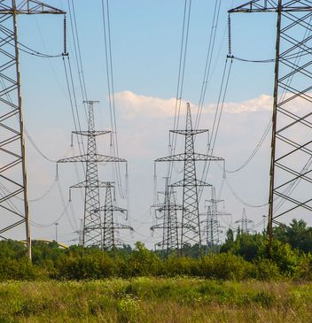 Na czym polega różnica między dystrybucją a dostarczaniem energii?