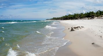 Plaża Stilo: dzika plaża 10 km od Łeby bez tłumów, a tuż obok... niezwykła latarnia