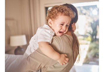 Dlaczego małe dzieci tak często płaczą? Neurobiologia zamiast poradnika „jak uciszyć”