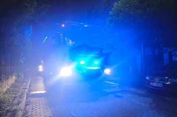 Słup ognia i dymu w sąsiedztwie stadionu Motoru. Strażacy walczą z pożarem domu