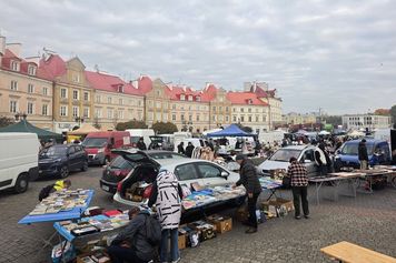 Porcelana, monety i zabytkowe meble. U podnóży Zamku trwa Lubelska Giełda Staroci