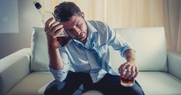 Alkohol a mózg. Co naprawdę dzieje się w sieciach neuronalnych