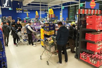 Bitwa o elektronarzędzia i pełne wózki drobnego agd. Tłumy na otwarciu nowego Lidla w Lublinie | ZDJĘCIA