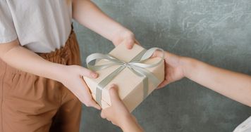 Jak dawanie i otrzymywanie prezentów wpływa na mózg. Mikołajki mają moc większą, niż myślisz