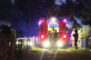 Ogień zajął drewniany domek przy Osmolickiej. Trzy zastępy strażaków w akcji nad Zalewem Zemborzyckim