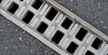 Odwodnienie liniowe zewnętrzne i wewnętrzne – jakie wybrać?